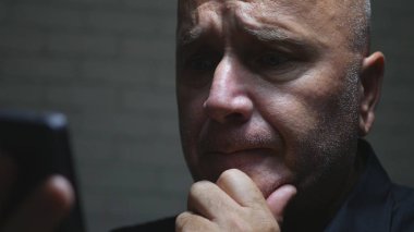 Akıllı telefon Kablosuz Iletişim kullanarak Darkness endişeli Işadamı görüntü