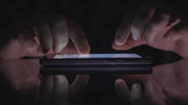 Huzursuz el hareketleri yapma ve cep telefonu erişme gece çekimi işadamı