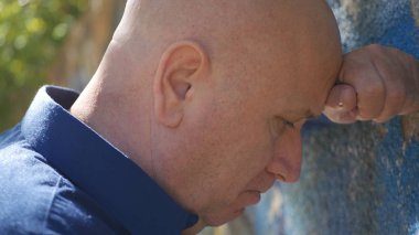 Adam kalın kafa duvar ve oku cep telefonu mesajları ile üzgün