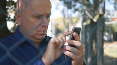 Koruma Alanı İçindeki Bir Adam ile Bulanık Görüntü Okuma Cep Telefonu Metni