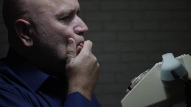 Sorunlu Endişeli ve Hayal Kırıklığına Uğramış Adam Eski Telefon Kullanarak Bir Telefon Görüşmesi yapın