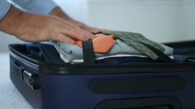 İşadamı Bir İş Seyahati İçin Bavul İçeriğini Doğrulayın