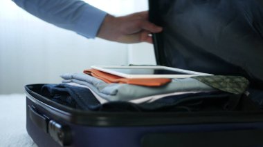 İşadamı İş Seyahati İçin Bavul İçeriğini Kontrol Edin