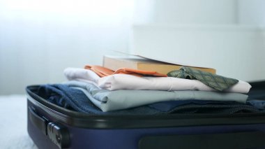 Giysili Bavul Resmi ve Geziye Hazırlanan İçerde Bir Okuma Kitabı