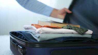 İşadamı Giysili Bir Bavul Hazırlayın ve Okuma KitabıNın İçine Koyun