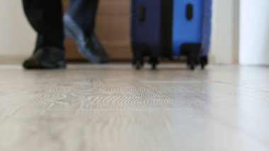 Lobide Yürüyen İşadamı Görüntülendi Zemin Parkesinde Bavul Taşı