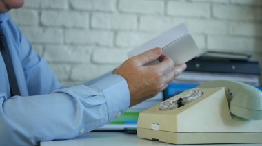 Gündemde Telefon Numarası Arayan İşadamı ile Görüntü