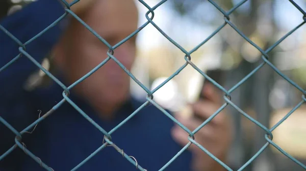 Wazig beeld met een mannen binnen bescherming gebied lezing Cellphone slecht bericht — Stockfoto