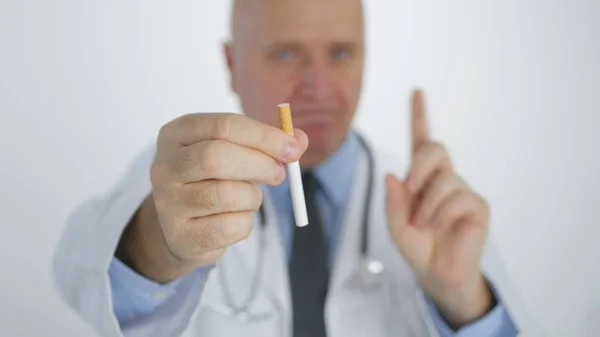 Doctor göra en oense gester med cigarett i anti tobak kampanj — Stockfoto