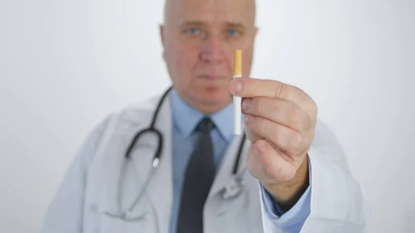 Doctor göra en oense gester med cigarett i anti tobak kampanj — Stockfoto