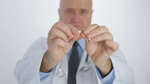 Doctor göra en oense gester med cigarett i anti tobak kampanj — Stockfoto