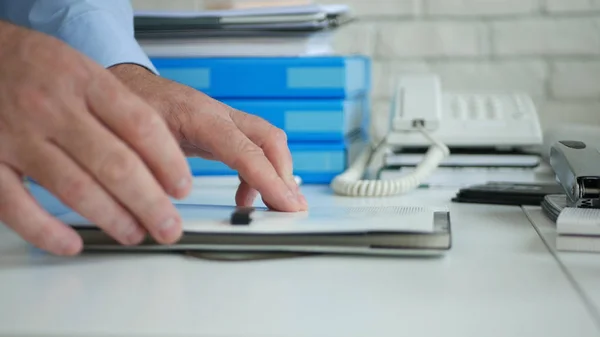 Imagem de Empresário Trabalhando no Escritório Usando uma Agenda — Fotografia de Stock