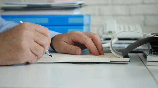 Imagem de Empresário Trabalhando no Escritório Usando uma Agenda — Fotografia de Stock