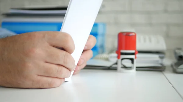 Manager stempelt einige Papiere und Dokumente mit einem Gummistempel in Zeitlupe — Stockfoto