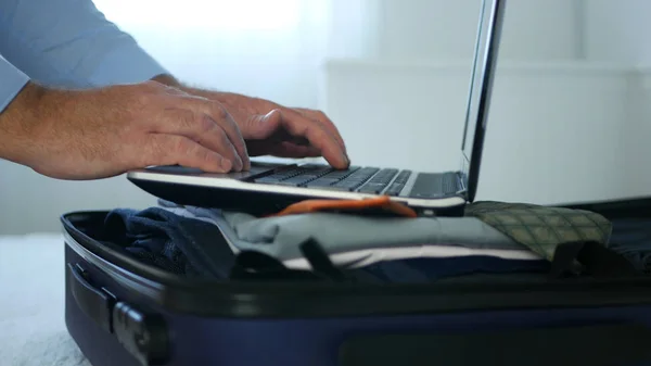Geschäftsmann steckte Laptop in Koffer und öffnete Bildschirm und checkte E-Mails und Nachrichten — Stockfoto