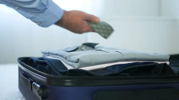 Geschäftsmann in Hotelzimmer steckte saubere Kleidung in Reisekoffer — Stockfoto
