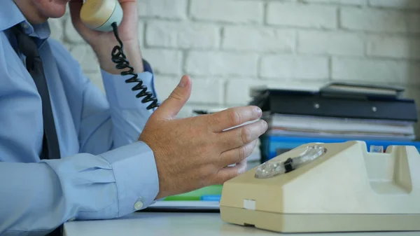 Üzletember kép az Office Room használata egy régi telefon — Stock Fotó