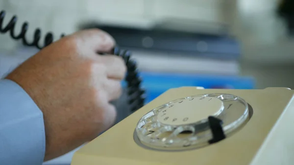 Bild mit einem Geschäftsmann, der Büro-Telefonleitung benutzt — Stockfoto