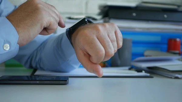 Homme d'affaires au travail Vérifiez l'heure et les messages téléphoniques à l'aide de sa montre intelligente — Photo