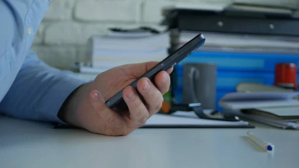Empresário em texto de escritório usando rede de comunicação sem fio de celular — Fotografia de Stock