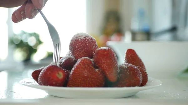 Man äter välsmakande och smaksatt jordgubb med en gaffel — Stockfoto