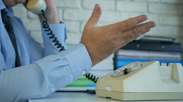 Imagen del hombre de negocios en la sala de oficina usando un teléfono antiguo y gesticular —  Fotos de Stock