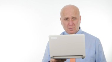 Ciddi Işadamı görüntü okuma Bad Financial News laptop