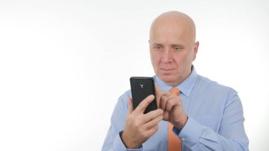 Bir Cellphone kullanarak güvenli Işadamı resim okuma mesajı