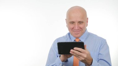 Tablette İyi Haber Okuyan Mutlu Bir İşadamı ile Görüntü