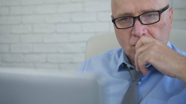 İşadamı Ofiste Laptop Modern İletişim Teknolojisi Kullanma