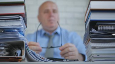 Mali Belgeler ve Muhasebe Evrakları ile Çalışan Yönetici ile Görüntü