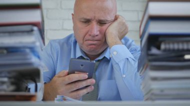 İşadamı kullanarak cep telefonu kablosuz bağlantı yazmak ve mesajları okumak