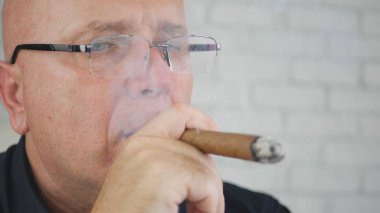 Görüntü bir aromalı puro sigara Office bir işadamı ile rahat