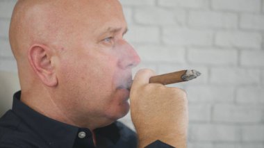 Görüntü bir aromalı puro sigara Office bir işadamı ile rahat