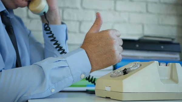 商务在办公室的商务形象使用旧电话和大拇指 — 图库照片