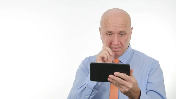 Upptagen affärsman bild med hjälp av en tablett och pekar med fingret — Stockfoto