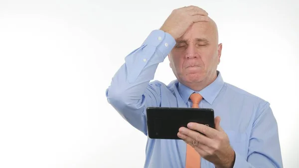 Uomo d'affari gesticolando nervoso e infelice dopo aver letto cattivo messaggio sulla tavola — Foto Stock