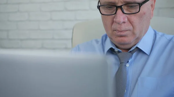 Geschäftsmann im Büro mit Laptop und moderner Kommunikationstechnologie — Stockfoto