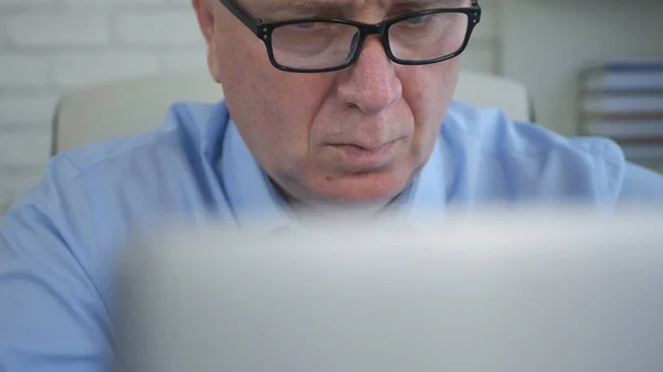 Empresario en la oficina usando el ordenador portátil una tecnología de comunicación moderna —  Fotos de Stock