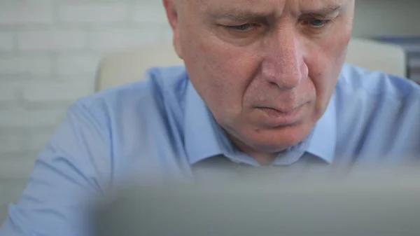 Affärsman i Office med hjälp av laptop en modern kommunikationsteknik — Stockfoto