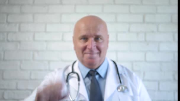 Γιατρός πίσω από μια διαφανή τοίχο κάνει Γεια χειρονομίες βάζοντας το χέρι στο γυαλί — Αρχείο Βίντεο