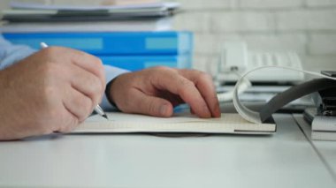 Closeup adam ellerini masaya ofiste bir sözleşme imzalamadan