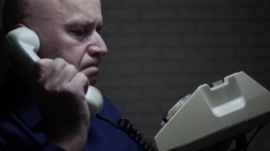 Hayal Kırıklığına Uğramış İşadamı Ile Yavaş Hareket Telefon Görüşmesi Yapıyor