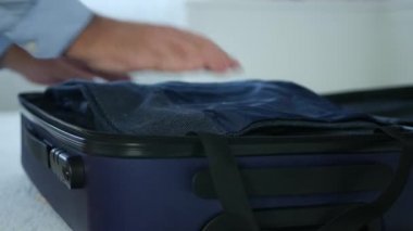 İşadamı İş Seyahati İçin Kıyafetlerle Bavul Hazırlayın