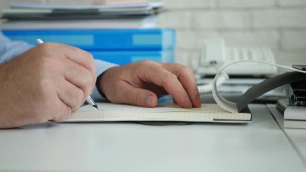 Un homme à deux mains signe un contrat au bureau sur la table — Video