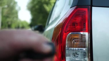 Araç Anahtarıyla Araç Kapısını Kapatan ve Kilitleme Olan Görüntü