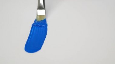 Sanatçı Kullanımı Tempera Teknikleri ve Mavi Renk ile Boya olun