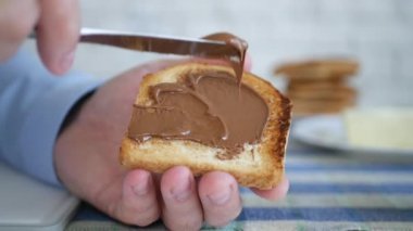 Aç Adam Kahvaltıiçin Çikolata Kremalı Kavrulmuş Dilim Ekmek Hazırlayın