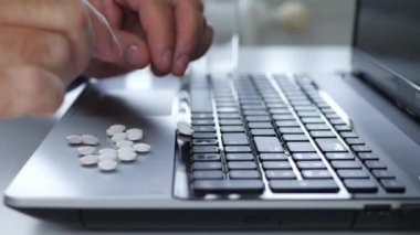 Laptop Yüzeyden Tedavi için Suffering İşadamı Sayısı Tıbbi Pills