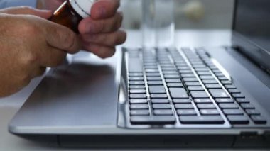 Suffering İşadamı Laptop Yüzey büyük bir baş ağrısı için Pills alın